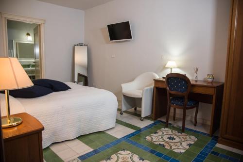 リオネーロ・イン・ヴルトゥレにあるVia Roma 205のベッドルーム1室(ベッド1台、デスク、椅子付)