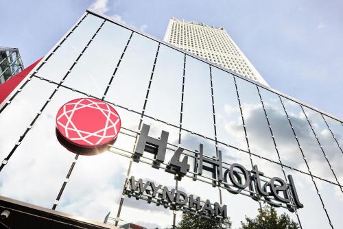 a sign on the hilton melbourne city building at H4 Wyndham Paris Pleyel in Saint-Denis
