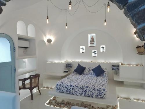 a bedroom with a bed with blue pillows at La Casa del Sol in Kandy