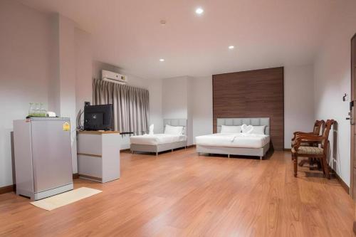 a room with two beds and a tv in it at CHANTHABURI CENTER in Chanthaburi