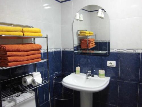 アリナガにあるResidencial Islasのバスルーム(シンク、鏡、タオル付)