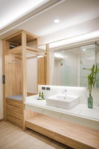 a bathroom with a sink and a mirror at Phattrasom Villa in Cha Am