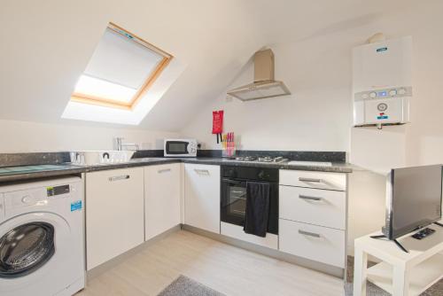 Ett kök eller pentry på Crosshills Serviced Apartments