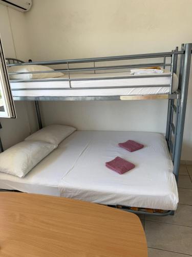two bunk beds in a dorm room with purple towels at Studio Apartment Sanja 1 in Neum