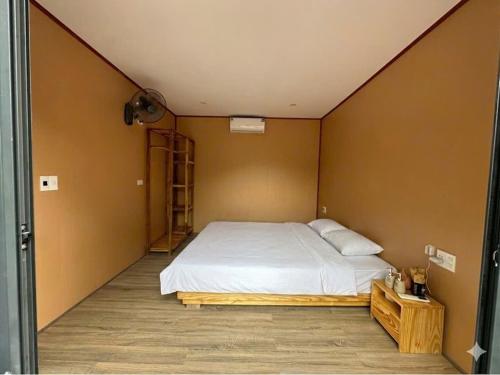 a bedroom with a large bed in a room at Đảo Ngọc Retreat in Quang Ninh