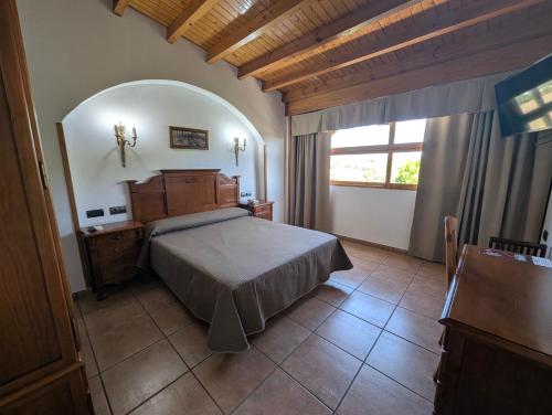 a bedroom with a large bed and a window at Hotel Alfonso VIII in Santa Elena