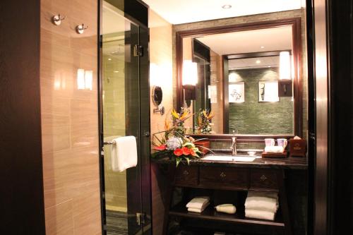 a bathroom with a sink and a large mirror at Xiang Yun Sha Garden Hotel Shunde in Shunde