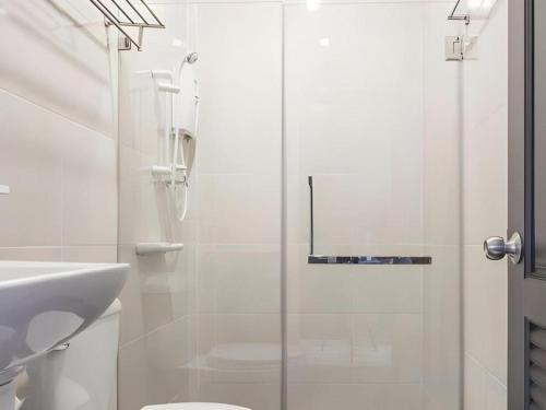 a bathroom with a shower and a toilet and a sink at Lipda Resort in Ban Nong Hin