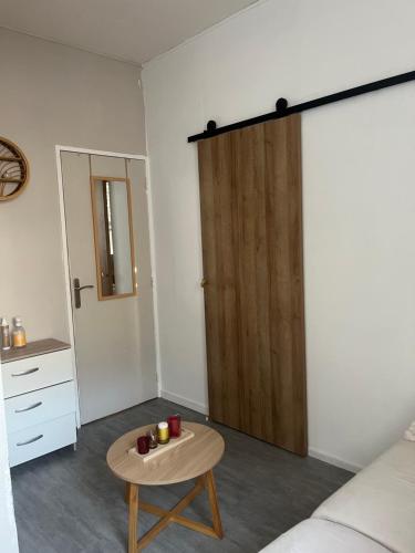 a room with a door and a table and a bed at Le cocon-Romania in Châteauroux