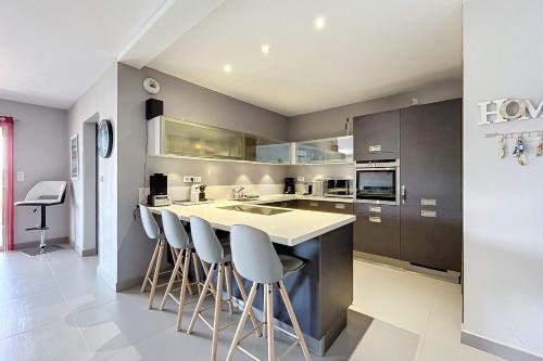 Elegant Design Apt With Balcony And Pool