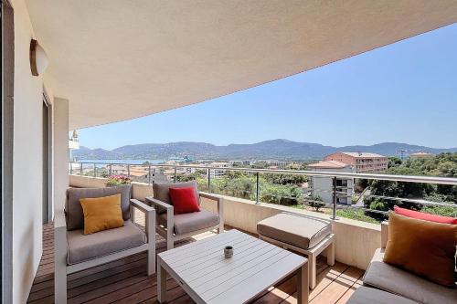 Elegant Design Apt With Balcony And Pool