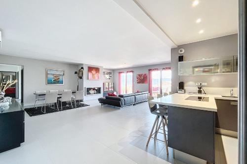 Elegant Design Apt With Balcony And Pool