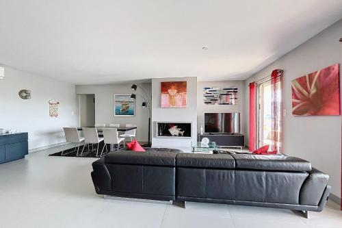 Elegant Design Apt With Balcony And Pool