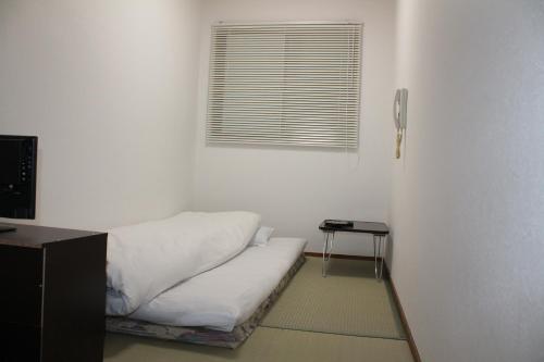 大阪市にあるホテルビーバー２の白い部屋(ソファ、窓付)