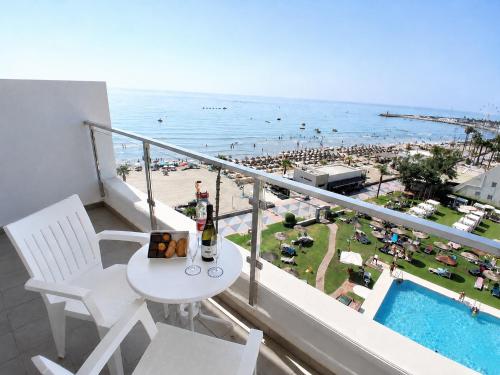 a balcony with a table and chairs and a view of the beach at La Barracuda in Torremolinos