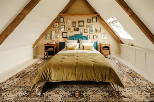 a bedroom with a large bed in a attic at Clos des sentiles in Perros-Guirec