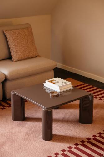 een salontafel met boeken erop in een woonkamer bij Hotel Vrythof - just a room - digital key by email or SMS in Maastricht