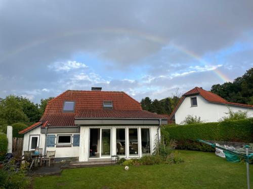 a white house with a red roof at Schleihaus Lorenz mit Feldblick in Boren