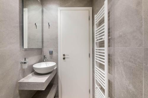 The HostMaster Metropolis Vibrant Suite