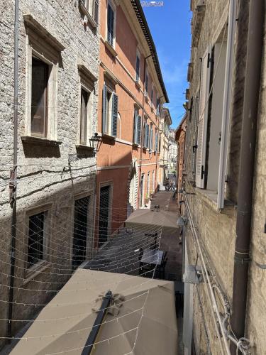 an empty alley in a city with buildings at Ver Sacrum - Appartamento in centro in Ascoli Piceno