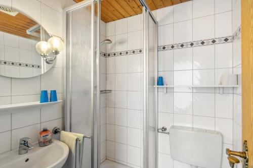 a bathroom with a shower and a sink at Hotel Zum Wikinger - Haustiere in Dornum