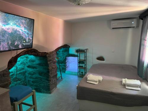 a room with a bed and an aquarium at Kamares in Tholária