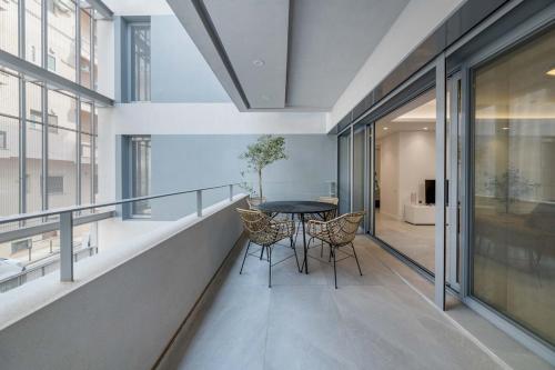The Hostmaster Metropolis Prestige