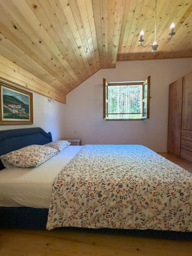 a bedroom with a bed in a room with a window at VIG 2 in Njegovuđa