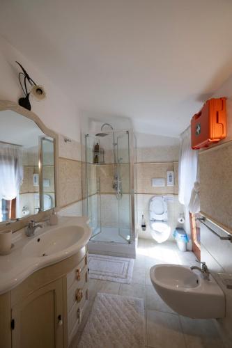 a bathroom with two sinks and a shower and a toilet at Linda's Retreat in Fiano Romano