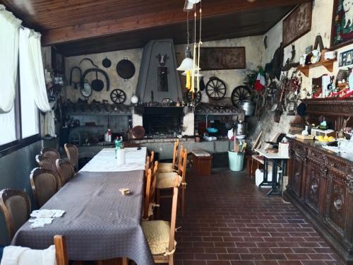 ein Esszimmer mit einem langen Tisch und Stühlen in der Unterkunft Degas in Vicopisano