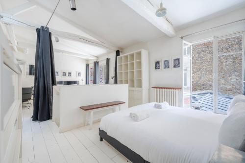 Spacious 4 Bedroom Parisian Retreat Near Gare Nord