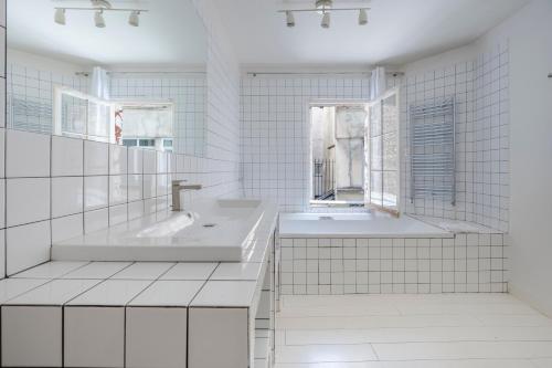 Spacious 4 Bedroom Parisian Retreat Near Gare Nord