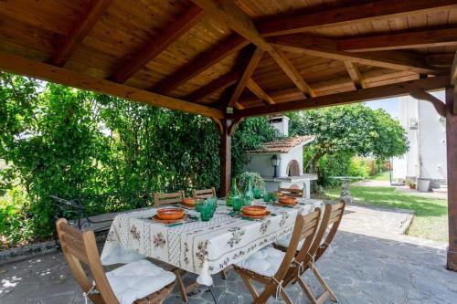 Villa Castelli Romani con Piscina & Giardino Privato, 8 Ospiti