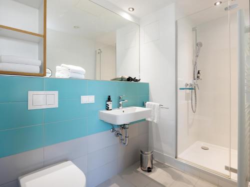 a bathroom with a toilet and a sink and a shower at smartments Wien Hauptbahnhof - Serviced Apartments in Vienna