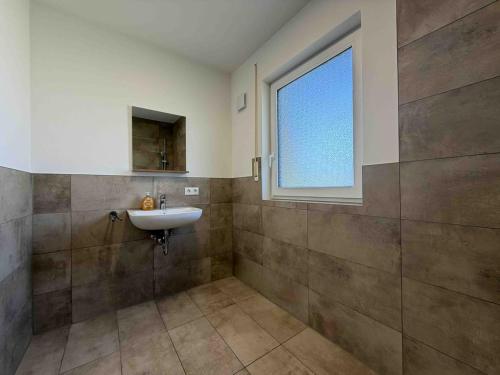 a bathroom with a sink and a window at AM102 moderne Monteurwohnung in Amberg