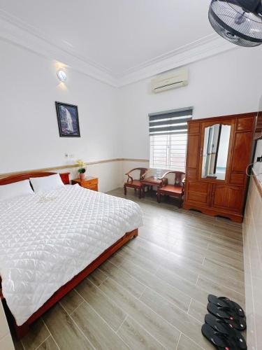 a bedroom with a bed and a living room at Bảo Yến HOTEL in Bản Khe Rạn