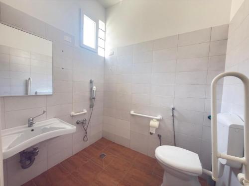 a bathroom with a sink and a toilet at Dream holiday in Mestre