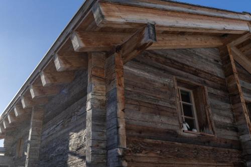 a building with a window on the side of it at Rumpelstilzchen in Bettmeralp
