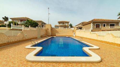 Stylish Villa near beach & pool access