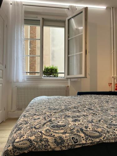 Cozy & Connected Corner of Paris