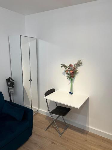 Cozy & Connected Corner of Paris