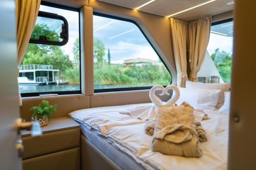 a bed in a room with a window at Hafensuite In Templin Uckermark in Templin