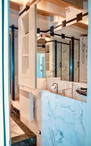 a bathroom with two sinks and a large mirror at L'échelle Rouge in Cannes