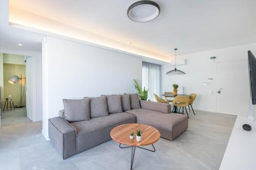 The HostMaster Metropolis Zenith