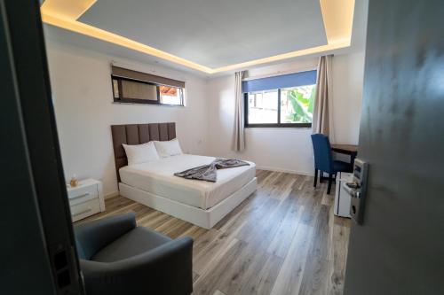 a bedroom with a bed and a chair and a desk at Hotel Cantinho in Montanha