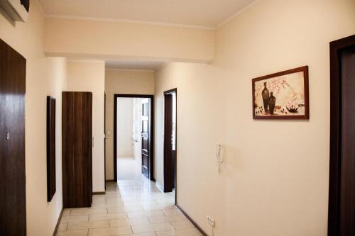 a hallway with a painting on the wall and a picture at NotaBene Wola Apartment in Warsaw