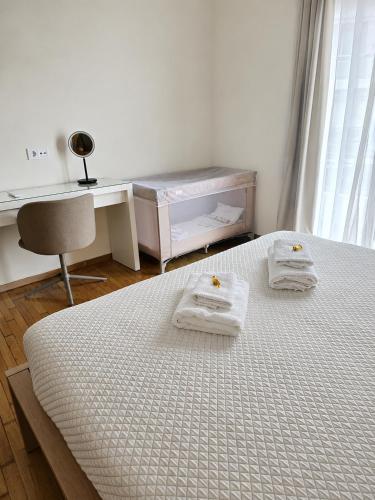Spacious Art Home in Gazi Near Metro 2 min