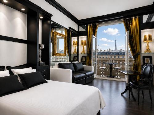 BALCONY- AVENUE -CHAMPS ELYSEEs