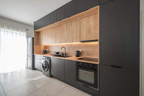Elegant City Apartment w Balcony