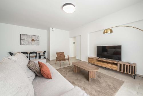 Elegant City Apartment w Balcony